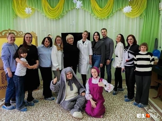 На фото Марина вместе с сотрудниками центра и юристом Юлией Липинской, которая тоже приняла участие в благотворительной акции | Источник: читательница E1.RU Марина