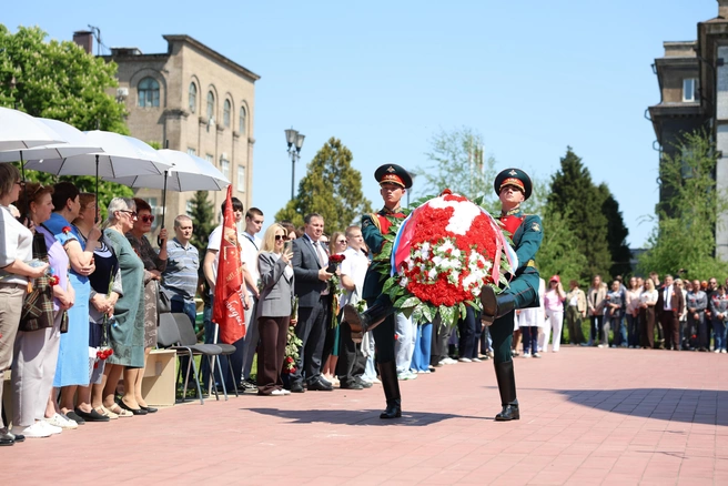 Митинг у руин ЦЗЛ завершился торжественной церемонией возложения венка и цветов | Источник: «Красный октябрь»