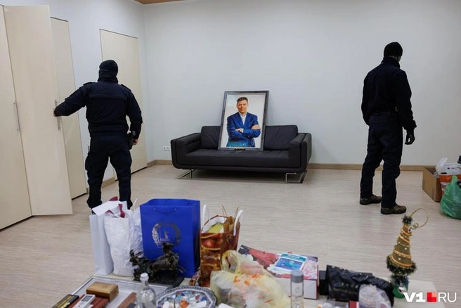 Кажется, что на сверкающий алмазными блестками облик депутата уже тогда легла какая-то черная тень | Источник: читатели V1.RU