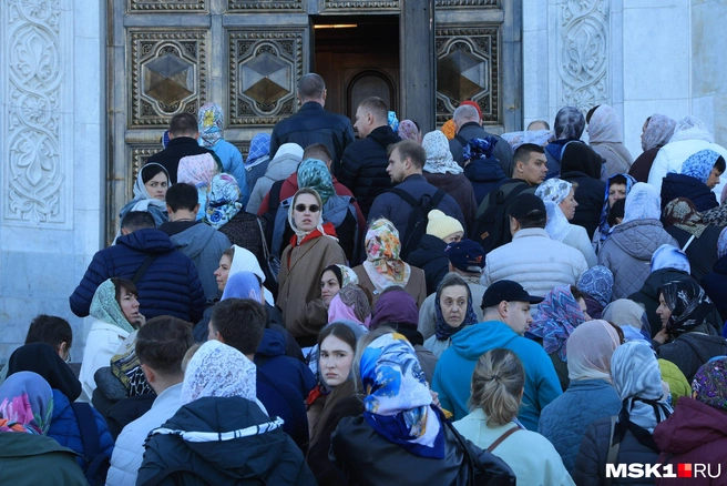 Многие верующие приехали из регионов, чтобы приложиться к мощам Спиридона | Источник: Дмитрий Толстошеев / MSK1.RU
