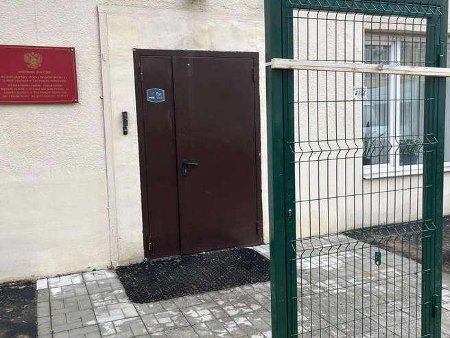 Возле входа решили разместить дополнительную дверь в виде калитки | Источник: читатель E1.RU