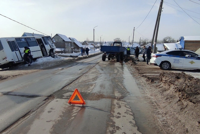 Из-за столкновения автобуса со столбом оборвались провода | Источник: «Искитимская больница» / Vk.com