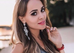 Беременная Анна Калашникова похвасталась бриллиантом от бойфренда