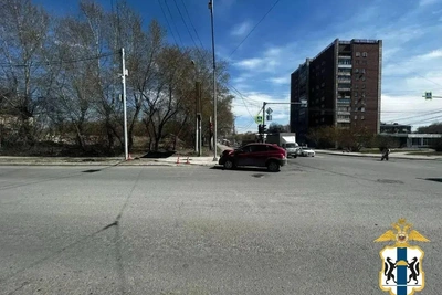 В Новосибирске на Троллейной пьяный водитель сбил двух пешеходов