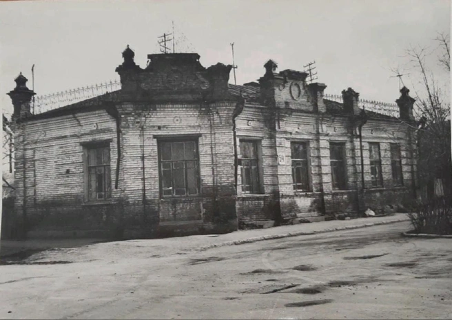 Одноэтажное каменное здание на ул. Карла Маркса, 54, где в 1917 году размещалась большевистская типография. Фото 1975 года | Источник: Комитет по делам архивов Курганской области / vk.com