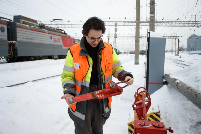 Для закрепления вагонов используют тормозной башмак | Источник: Андрей Бортко / NGS.RU