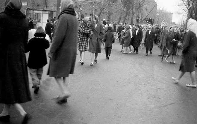 Это празднование годовщины в 1964 году на улице Кирова | Источник: Юрий Викторов / vif-vrn.ru