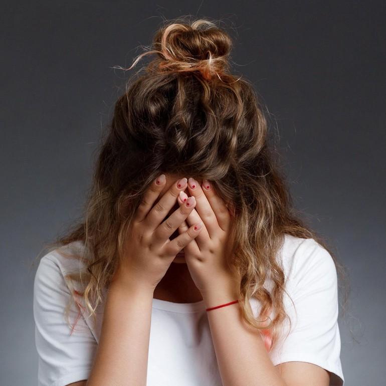 «Сынок, дай посмотрю, как ты там без нас»: Анжела Титова о 12-летнем ребенке, которого зарезали девочки