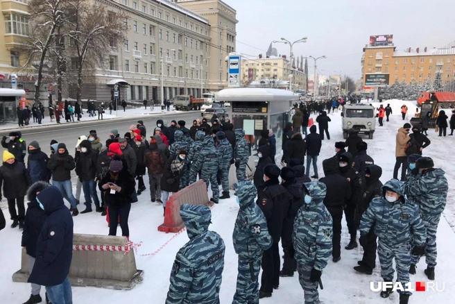 Место встречи навальнистов огородили — люди толпились вдоль дороги