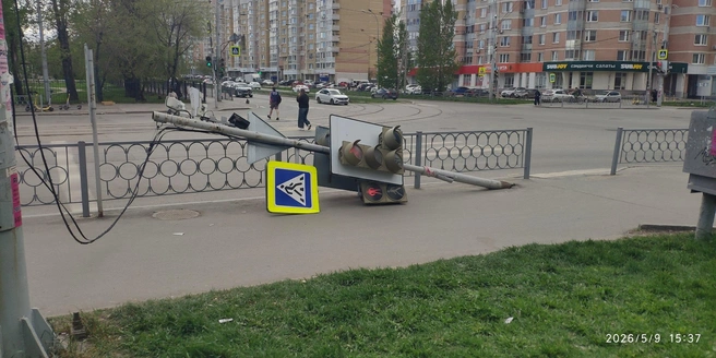 Не выдерживают штормового ветра светофоры  | Источник: читатель E1.RU