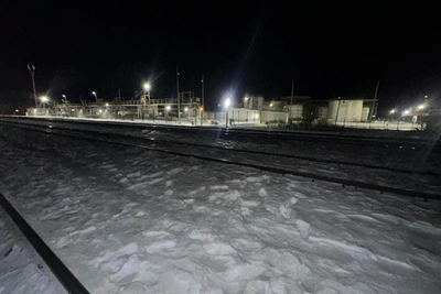 Woman loses leg while crawling under train in Sorochinsk