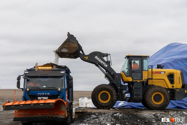 Загрузка противогололедного материала в комбинированную дорожную машину (КДМ) | Источник: Владислав Лоншаков / E1.RU