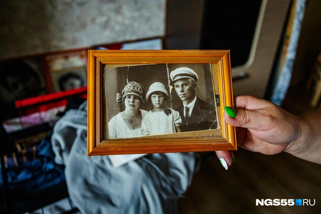 В семейном архиве хранят фотографии бабушек и дедушек | Источник: Кирилл Башинский / NGS55.RU