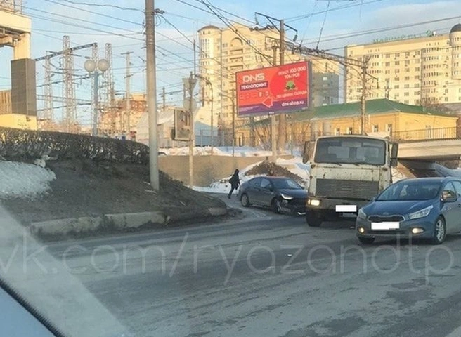 Из-за ДТП у «Полсинаута» центр Рязани встал в огромную пробку | ya62.ru