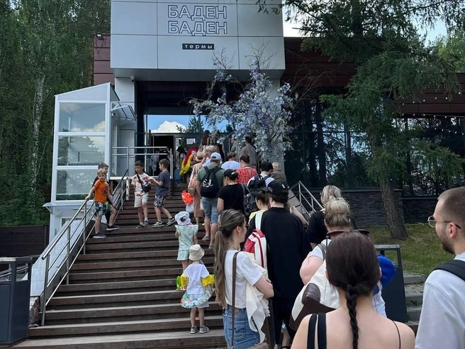 Многие пришли в комплекс с детьми | Источник: «Где в Екб» / T.me