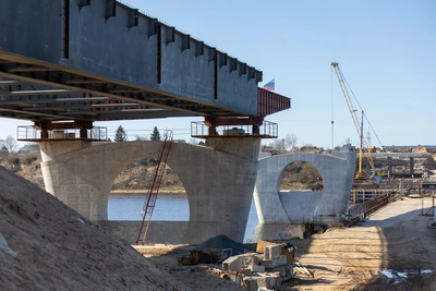 Возведение опор моста через Великую в Пскове продолжается