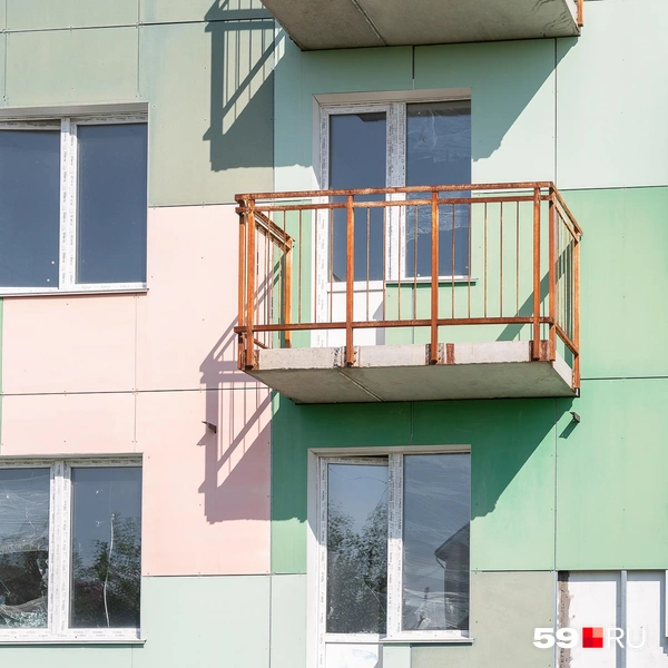 Балкон уцелел, но ограждение все заржавело | Источник: Василина Любимова / 59.RU