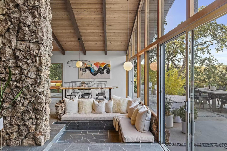 «Дом балконов» в стиле мидсенчури в Калифорнии