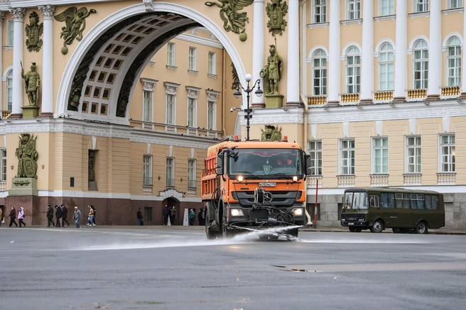 Петербург на границе сезонов: днем улицы моют, ночью обрабатывают от гололедицы | Источник: Комитет по благоустройству Петербурга