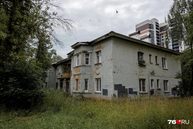 Две разные эпохи встретились на одной улице  | Источник: Александр Куренной / 76.RU