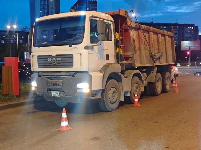 Водитель грузового автомобиля пояснил, что его ослепило солнце, из-за чего он не заметил женщину на электросамокате | Источник: ТА «Ночные новости»