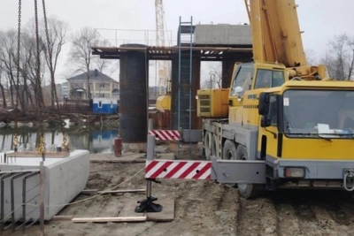 В Аниве строят пешеходный мост через реку Лютогу