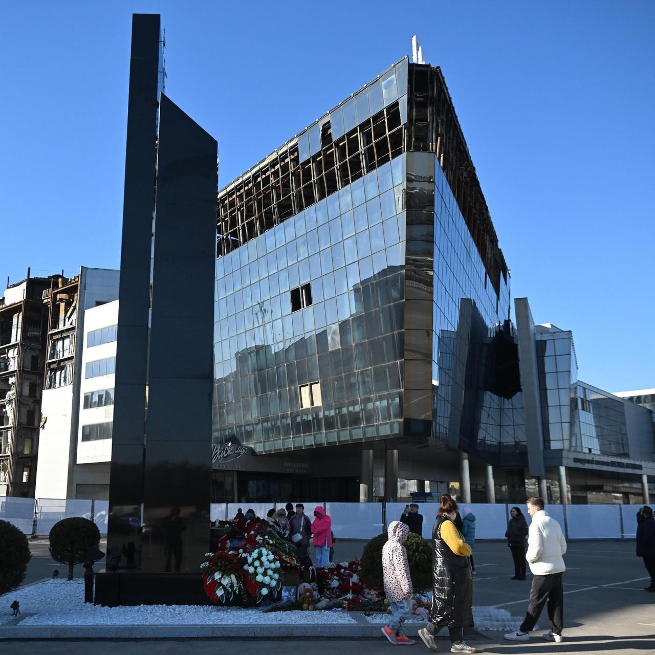 Певца-инвалида Максима Вербенина, который закрыл собой любимую в «Крокусе», похоронили через два года после трагедии