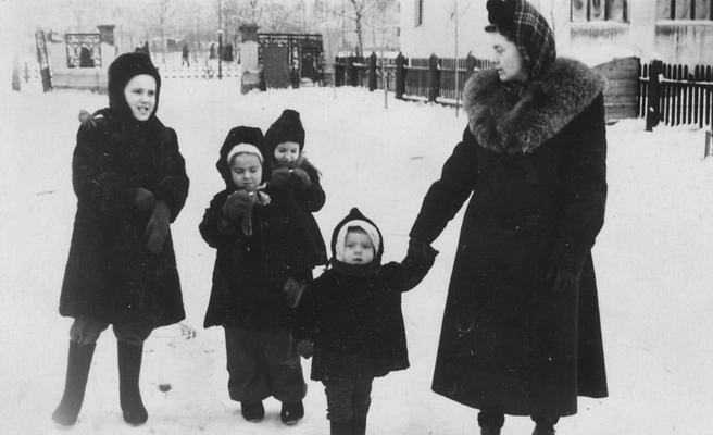 Самое простое и доступное зимнее развлечение&nbsp;— прогулка на улице | Источник: pastvu.com