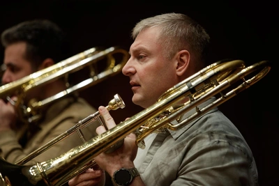 Trombonist Overcomes Sepsis, Leg Amputation, Benches 160 kg