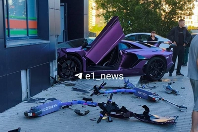 Фиолетовая Lamborghini врезалась в дом в Екатеринбурге