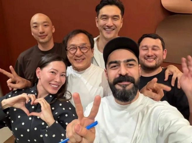 Джеки Чан вместе с MiyaGi и Нурланом Сабуровым | Источник: miyagi__1azamatkudzaev / Instagram.com (соцсеть запрещена на территории РФ)