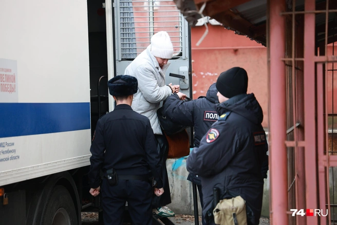 Главного бухгалтера ведомства Марину Уфимцеву доставили в суд с вещами  | Источник: Михаил Шилкин 