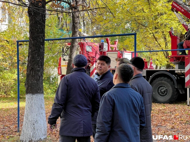Рустам Шарипов прибыл на пожар на улице Зорге | Источник: Андрей Бирюков / UFA1.RU