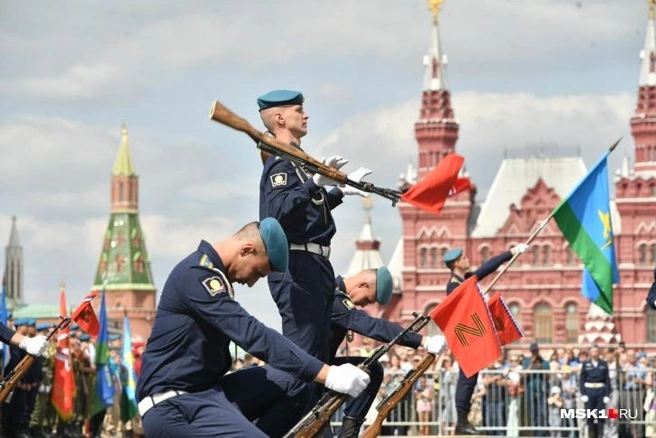 Самый большой парад в честь Дня ВДВ устроили в Москве. С него и предлагаем начать нашу фотографическую экскурсию по празднику | Источник: Артем Устюжанин / MSK1.RU