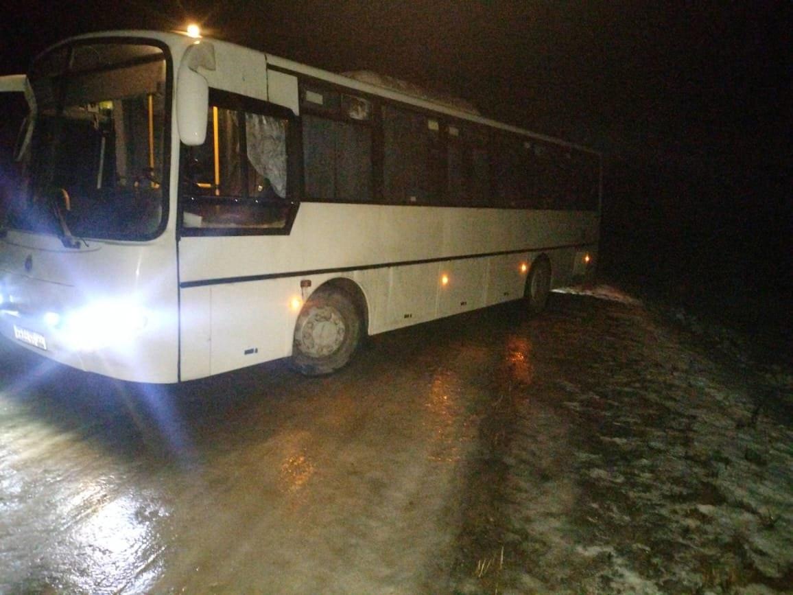 «Невозможно проехать, всё во льду»: жители Ярославской области пожаловались на дороги