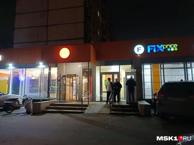 В этих магазинах, как рассказала местная жительница, люди берут дешевый алкоголь, а потом «ходят за мусорку» | Источник: Анастасия Харитонова / MSK1.RU