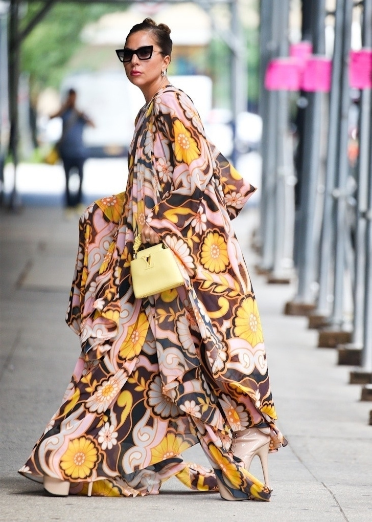 В образе богемы: Леди Гага в цветочном платье-кимоно с гипнотическим эффектом