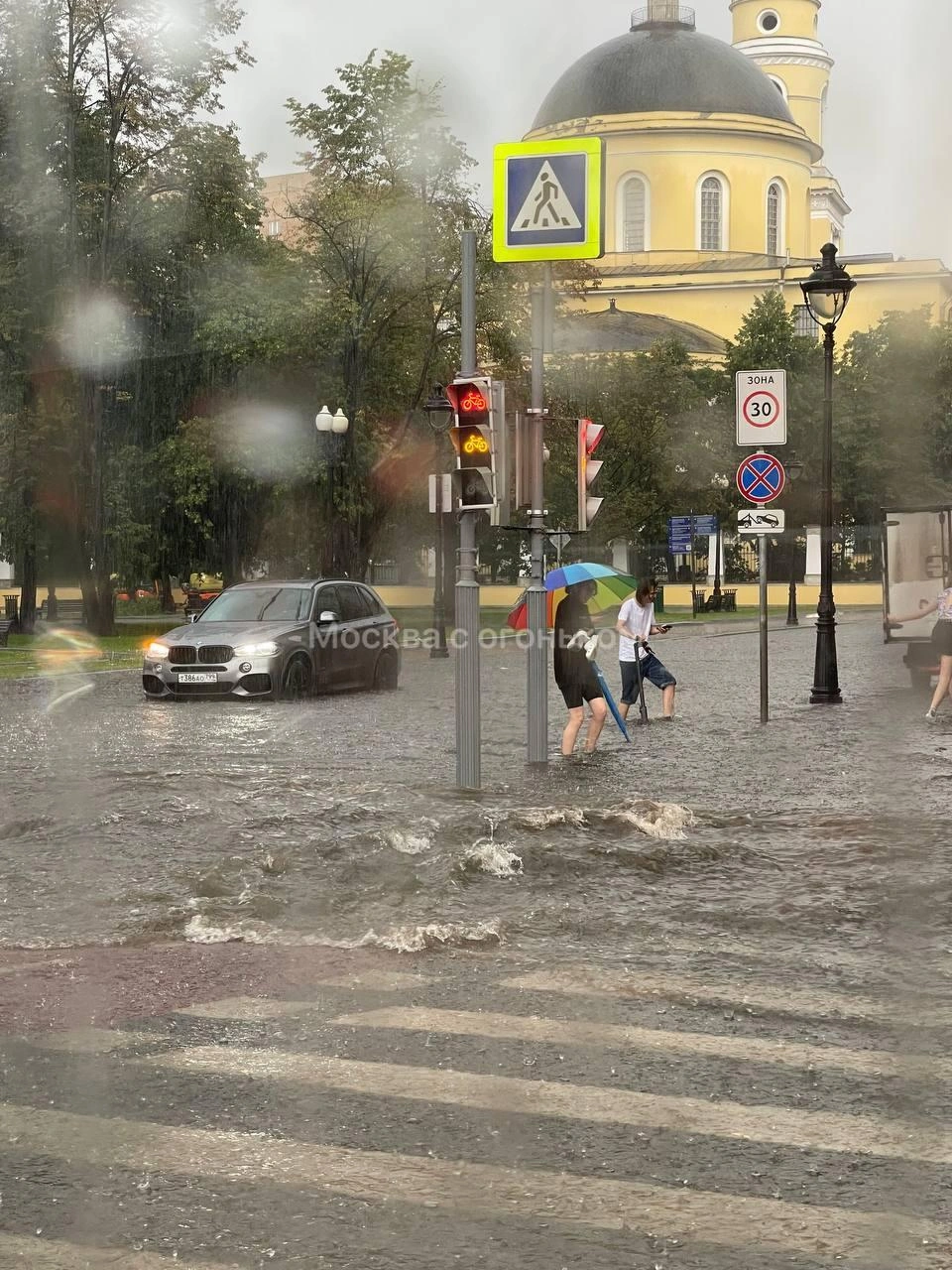 Дождь в москве 18 июля. Ливень в Москве. Дождливая Москва. Дождь в Москве.