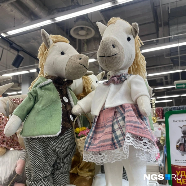 Игрушка лошадь&nbsp;— 1290 рублей | Источник: Алёна Золотухина / NGS.RU