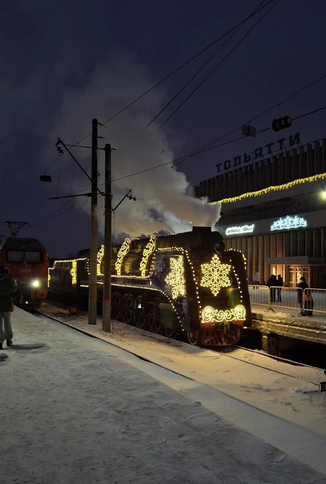 Тольяттинцы проводили поезд Дед Мороза, уже когда стемнело  | Источник: Николай Николаев / vk.com