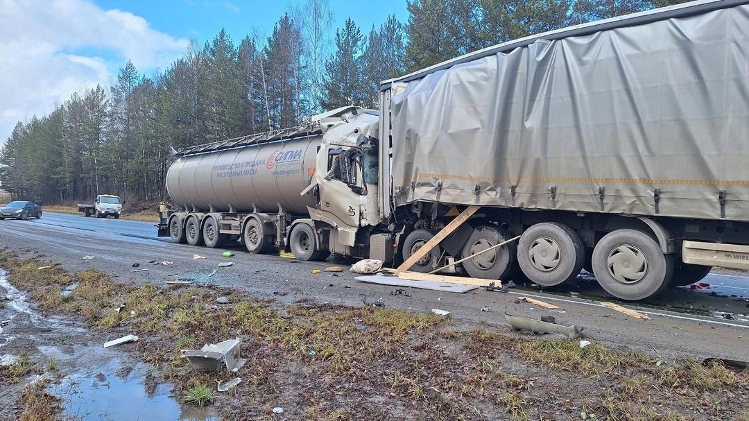 На трассе М-5 столкнулись три большегруза. Один из водителей погиб