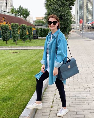 Брухунова прогулялась в шелковой пижаме и с сумкой за 117 тысяч рублей