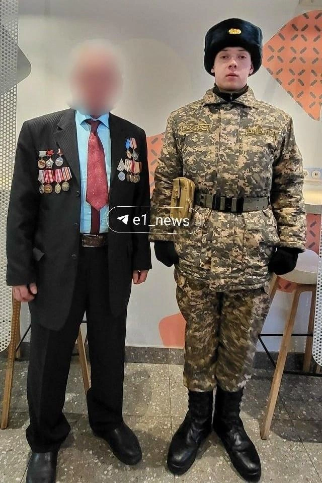 Отец Алима&nbsp;— ветеран войны в Афганистане. Он в шоке от того, что сын угрожал кому-то страшной пыткой, которую применяли моджахеды к советским военным | Источник: соцсети