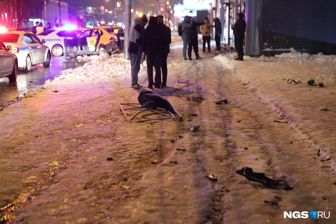 Все пострадавших с места ДТП увезли на скорой, врачи устанавливают степень тяжести травм | Источник: Андрей Бортко / NGS.RU