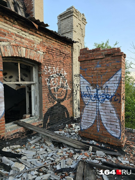 На крыше одного из сгоревших зданий | Источник: Семен Коротов-Майбах / 164.RU