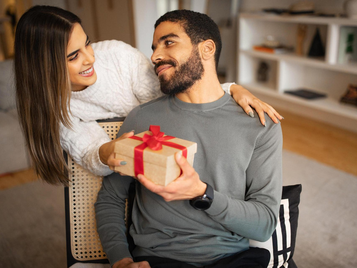 Плохая идея: 5 подарков, которые неприлично дарить мужчине по этикету