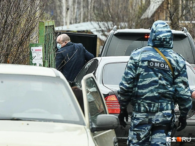 Сотрудник в одиночку удерживал двух пьяных | Источник: Артем Устюжанин / E1.RU