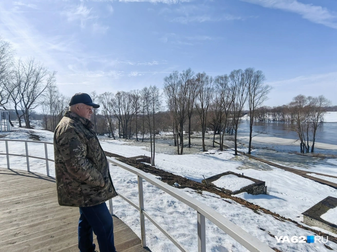 Взрослые вспоминают, возможно, как бегали детьми по воде и пускали кораблики | Источник: Кристина Мельникова / YA62.RU