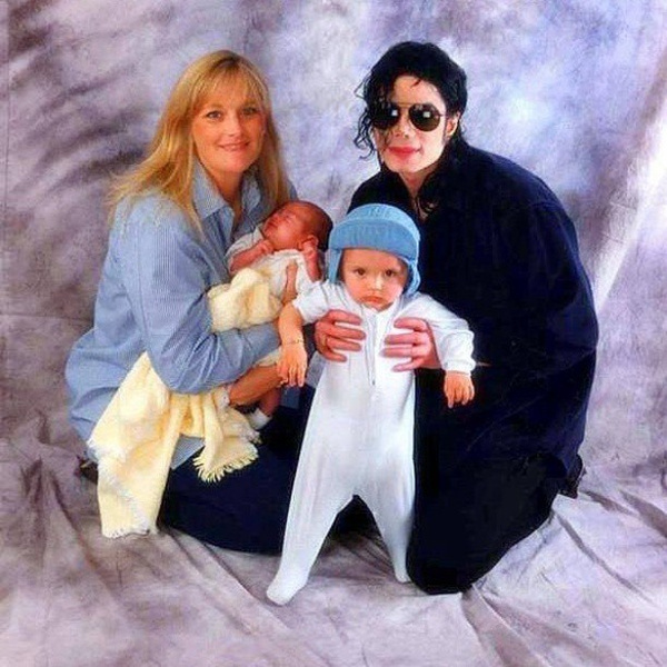 Майкл Джексон и Дебби Роу с детьми