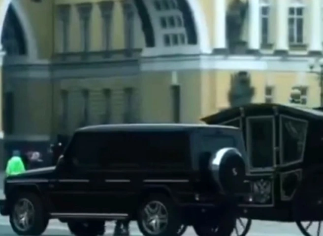 Неизвестный на Gelandewagen въехал на лестницу Эрмитажа (видео) | ya62.ru